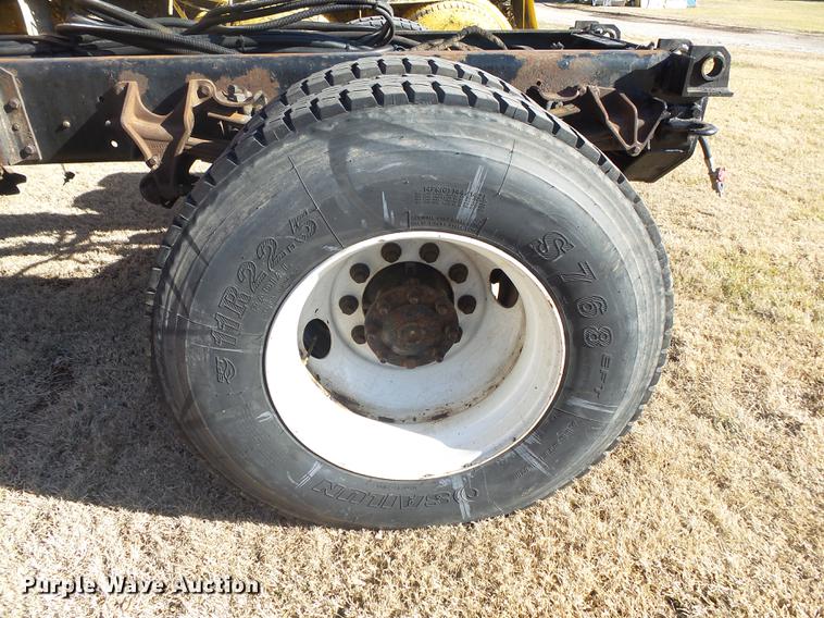 image for item DB7293 2005 International 7400 cab and chassis