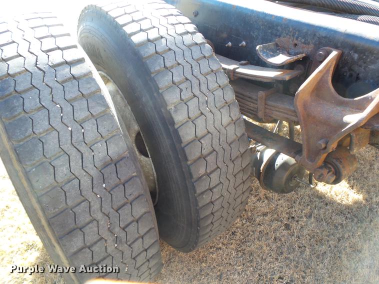 image for item DB7293 2005 International 7400 cab and chassis