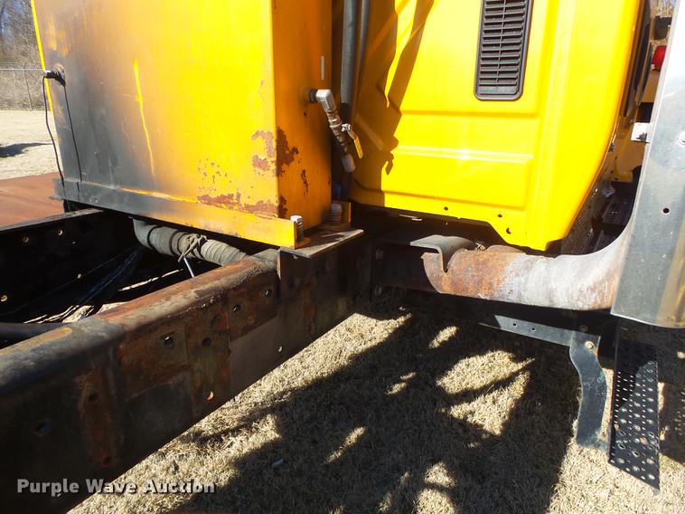 image for item DB7293 2005 International 7400 cab and chassis