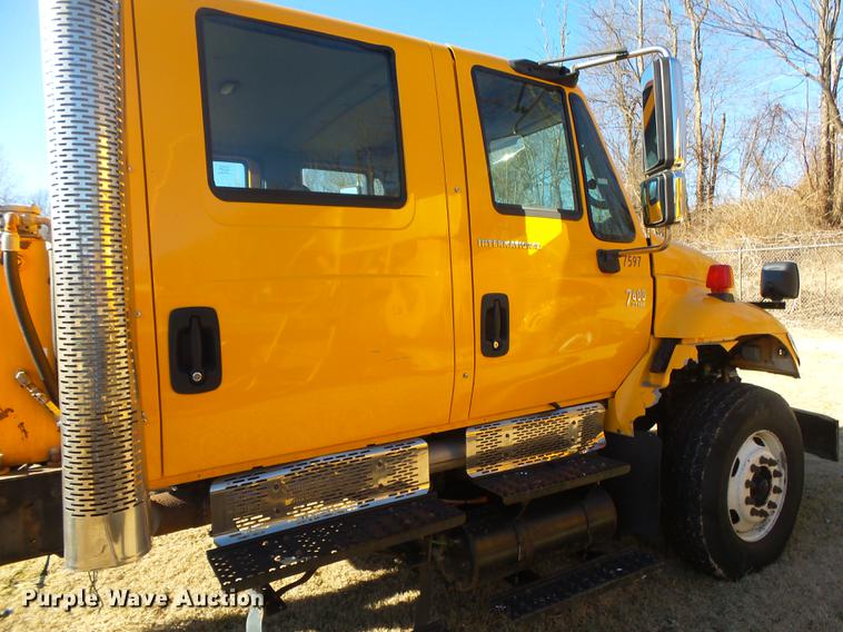 image for item DB7293 2005 International 7400 cab and chassis