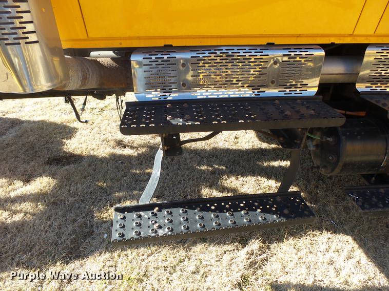 image for item DB7293 2005 International 7400 cab and chassis