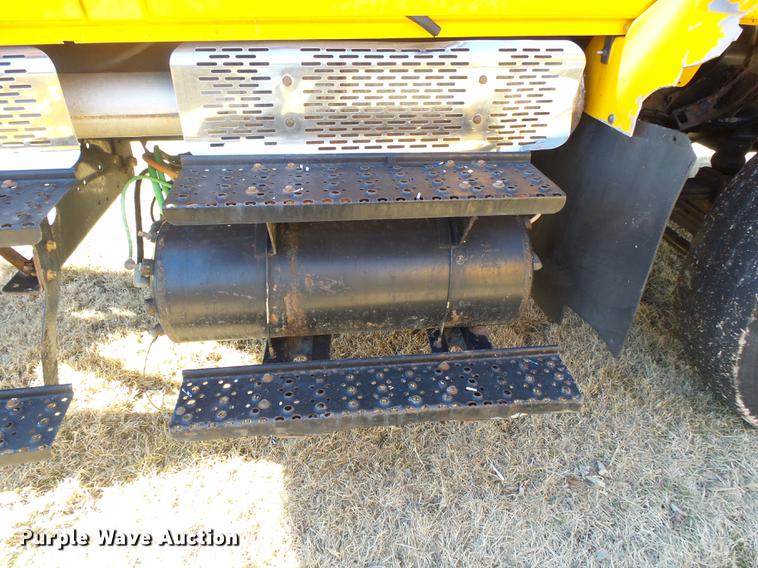 image for item DB7293 2005 International 7400 cab and chassis