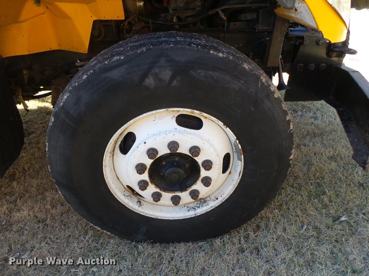 image for item DB7293 2005 International 7400 cab and chassis