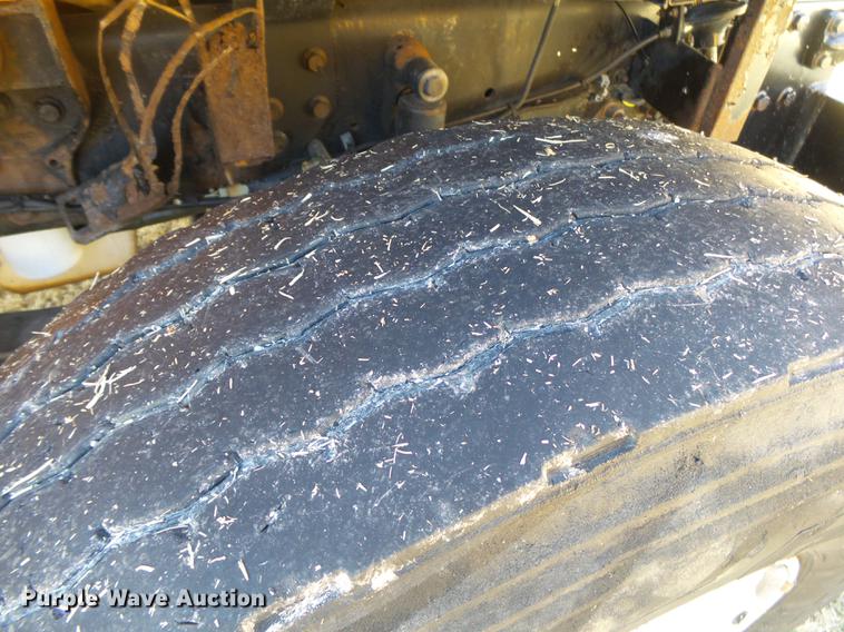 image for item DB7293 2005 International 7400 cab and chassis