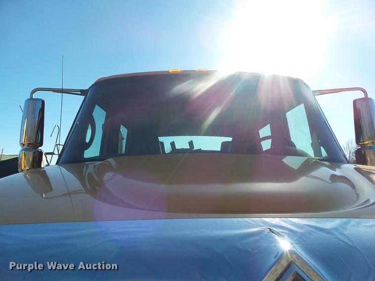 image for item DB7293 2005 International 7400 cab and chassis