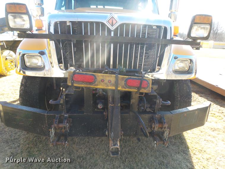 image for item DB7293 2005 International 7400 cab and chassis