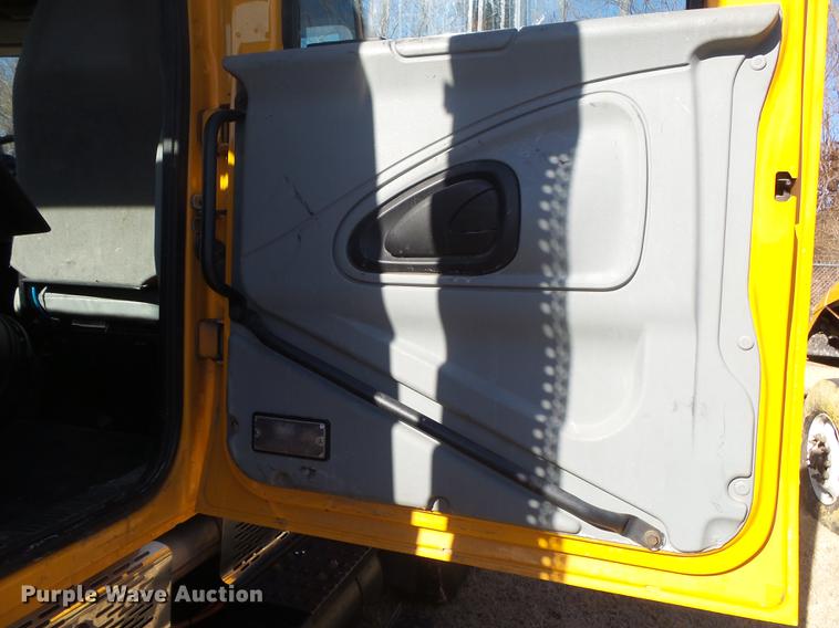 image for item DB7293 2005 International 7400 cab and chassis