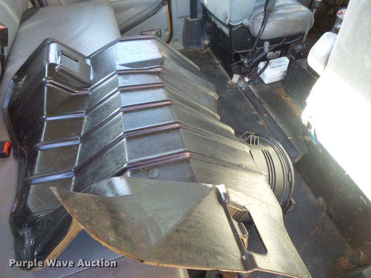 image for item DB7293 2005 International 7400 cab and chassis