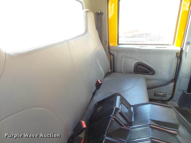 image for item DB7293 2005 International 7400 cab and chassis