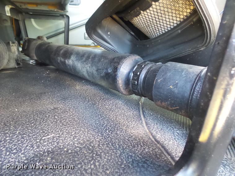 image for item DB7293 2005 International 7400 cab and chassis