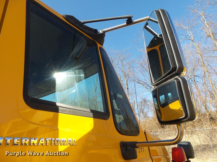 image for item DB7293 2005 International 7400 cab and chassis