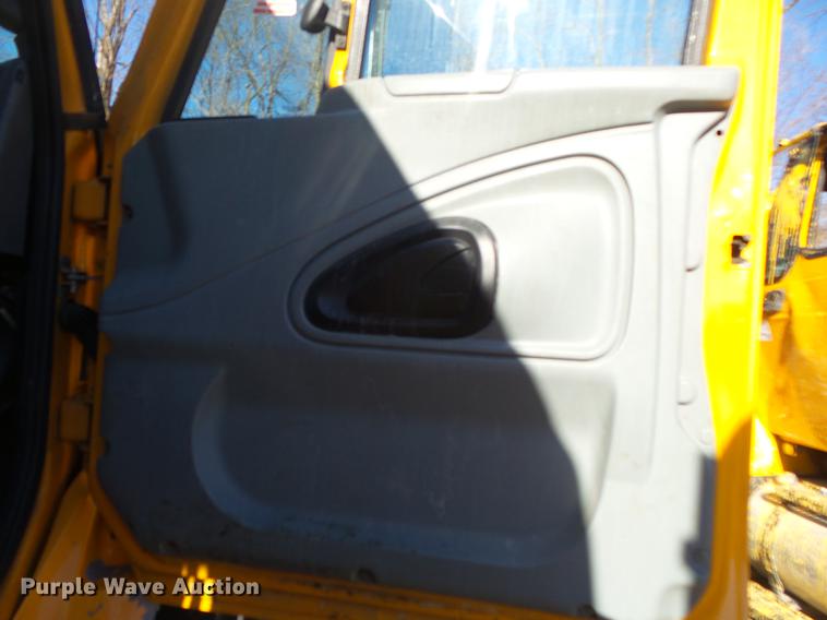 image for item DB7293 2005 International 7400 cab and chassis