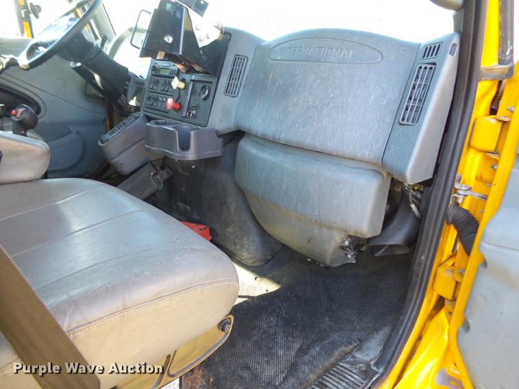 image for item DB7293 2005 International 7400 cab and chassis