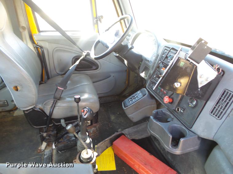 image for item DB7293 2005 International 7400 cab and chassis