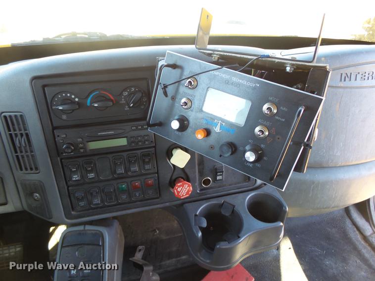 image for item DB7293 2005 International 7400 cab and chassis