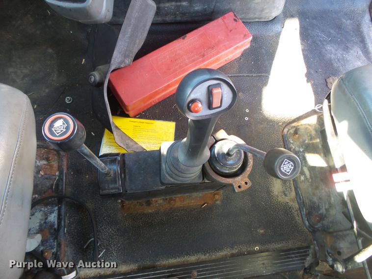 image for item DB7293 2005 International 7400 cab and chassis