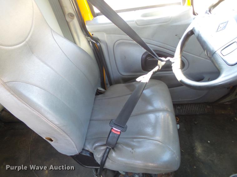 image for item DB7293 2005 International 7400 cab and chassis