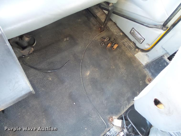 image for item DB7293 2005 International 7400 cab and chassis