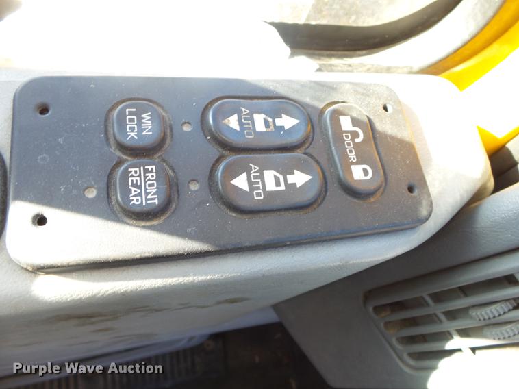 image for item DB7293 2005 International 7400 cab and chassis