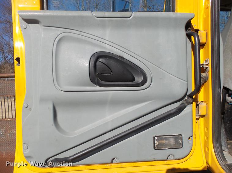 image for item DB7293 2005 International 7400 cab and chassis