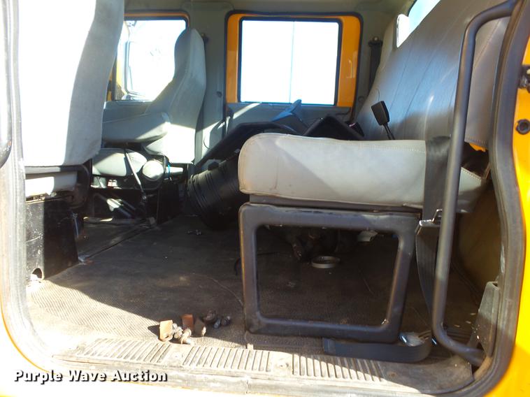 image for item DB7293 2005 International 7400 cab and chassis