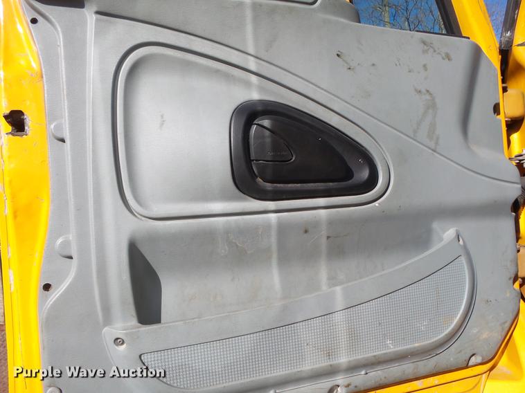 image for item DB7293 2005 International 7400 cab and chassis