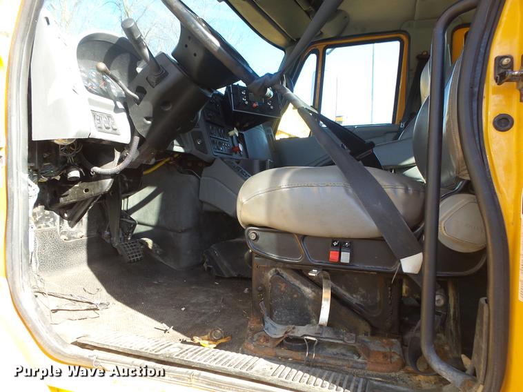 image for item DB7293 2005 International 7400 cab and chassis