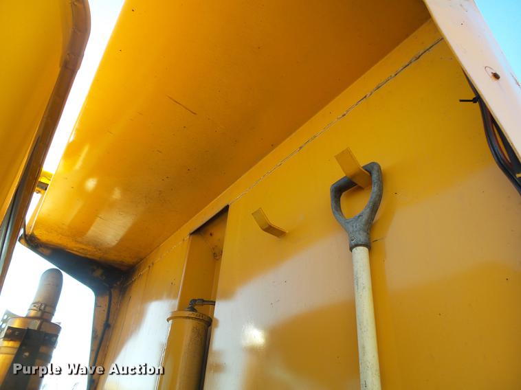 image for item DB7295 2002 International 4900 dump truck