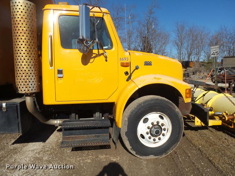 image for item DB7295 2002 International 4900 dump truck