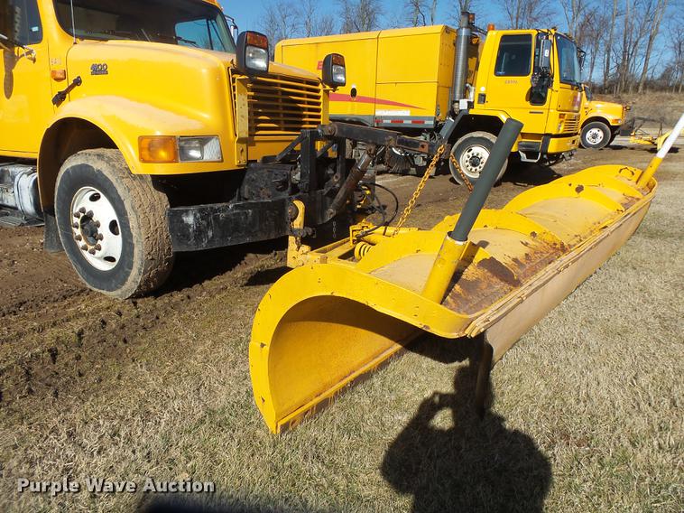 image for item DB7299 2001 International 4900 dump truck