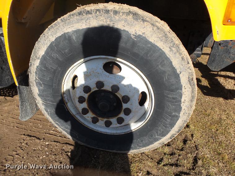 image for item DB7299 2001 International 4900 dump truck