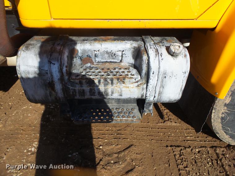 image for item DB7299 2001 International 4900 dump truck