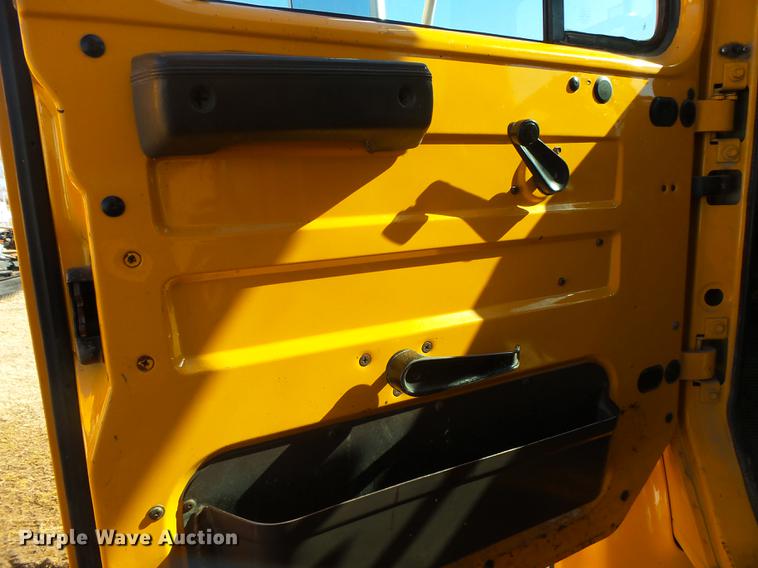 image for item DB7299 2001 International 4900 dump truck