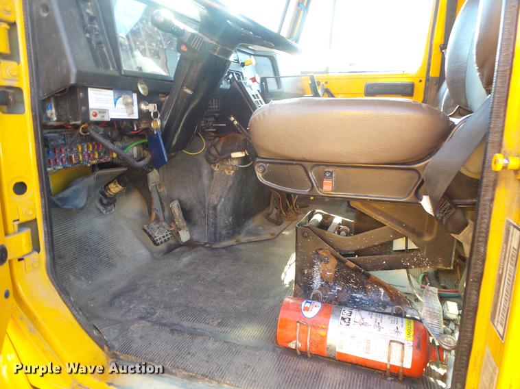 image for item DB7299 2001 International 4900 dump truck