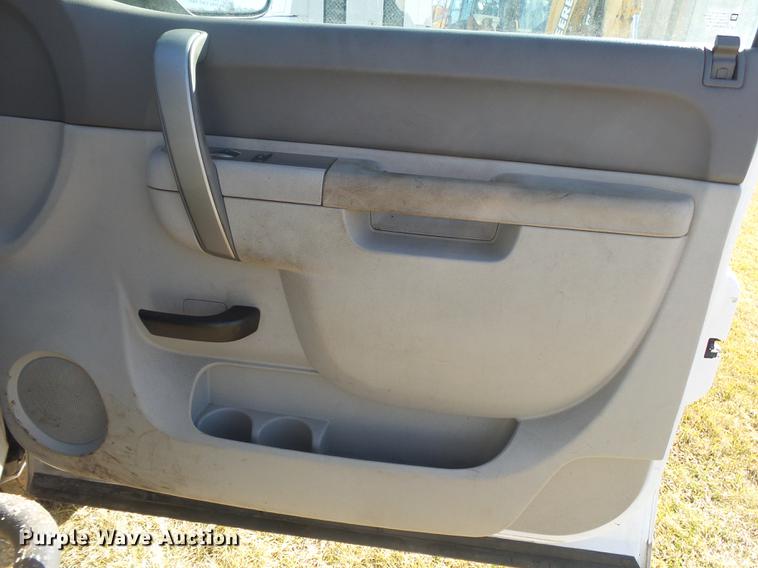 image for item DB7300 2011 Chevrolet Silverado 2500HD Ext. Cab pickup truck