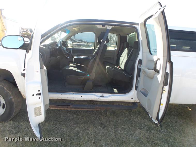 image for item DB7300 2011 Chevrolet Silverado 2500HD Ext. Cab pickup truck