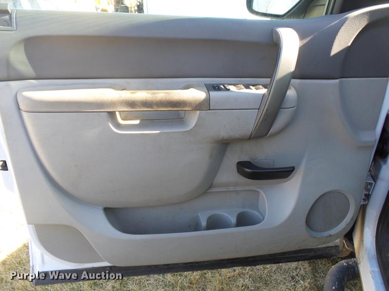 image for item DB7300 2011 Chevrolet Silverado 2500HD Ext. Cab pickup truck