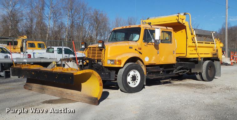 image for item DC7426 2001 International 4900 Crew Cab dump truck