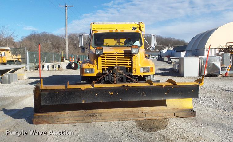 image for item DC7426 2001 International 4900 Crew Cab dump truck