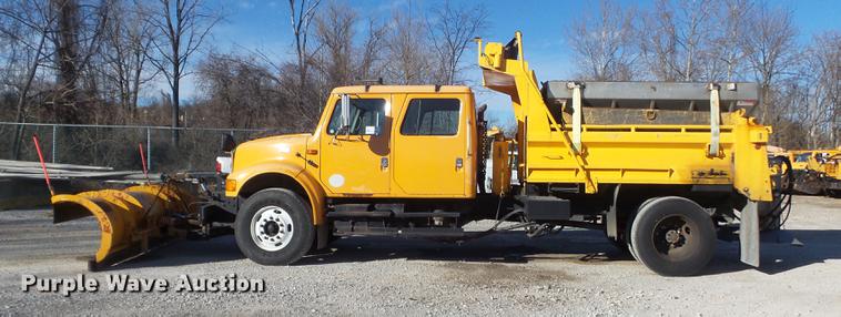 image for item DC7426 2001 International 4900 Crew Cab dump truck