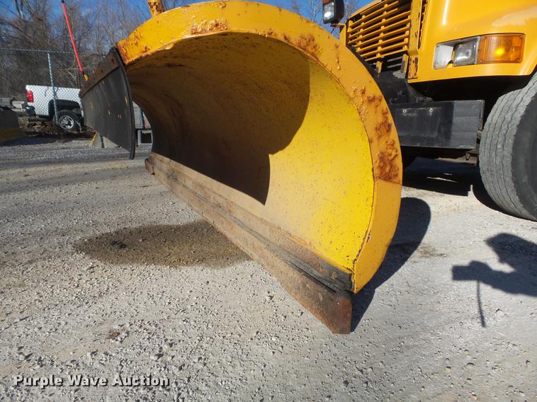 image for item DC7426 2001 International 4900 Crew Cab dump truck