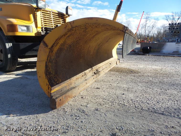 image for item DC7426 2001 International 4900 Crew Cab dump truck