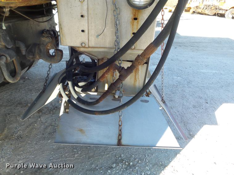 image for item DC7426 2001 International 4900 Crew Cab dump truck