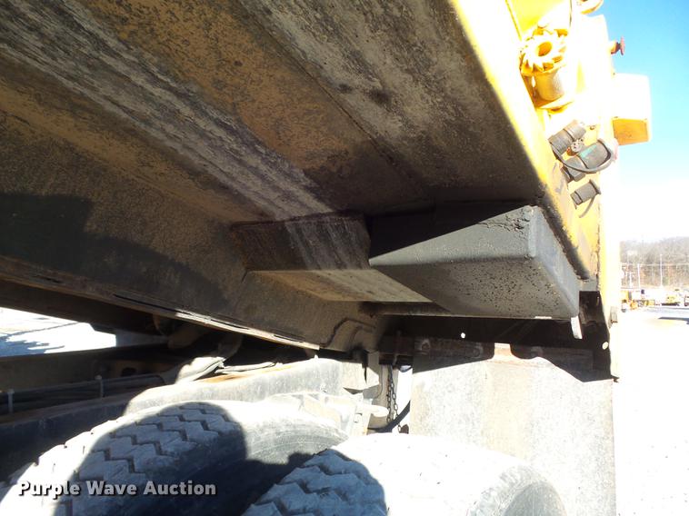 image for item DC7426 2001 International 4900 Crew Cab dump truck