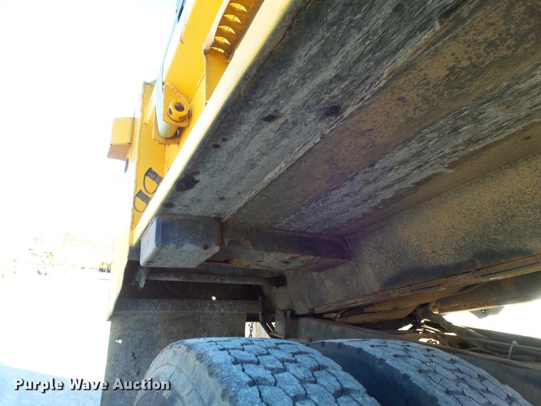 image for item DC7426 2001 International 4900 Crew Cab dump truck