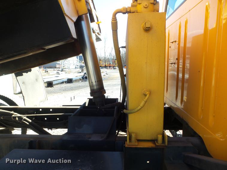 image for item DC7426 2001 International 4900 Crew Cab dump truck