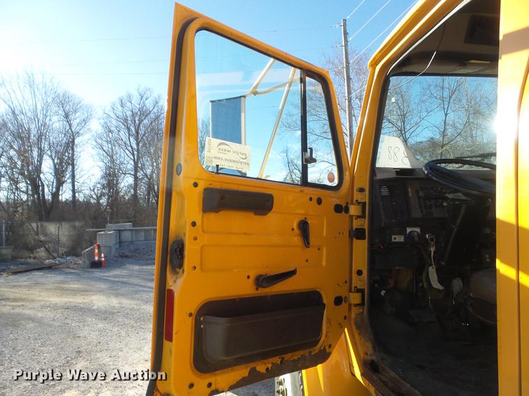 image for item DC7426 2001 International 4900 Crew Cab dump truck
