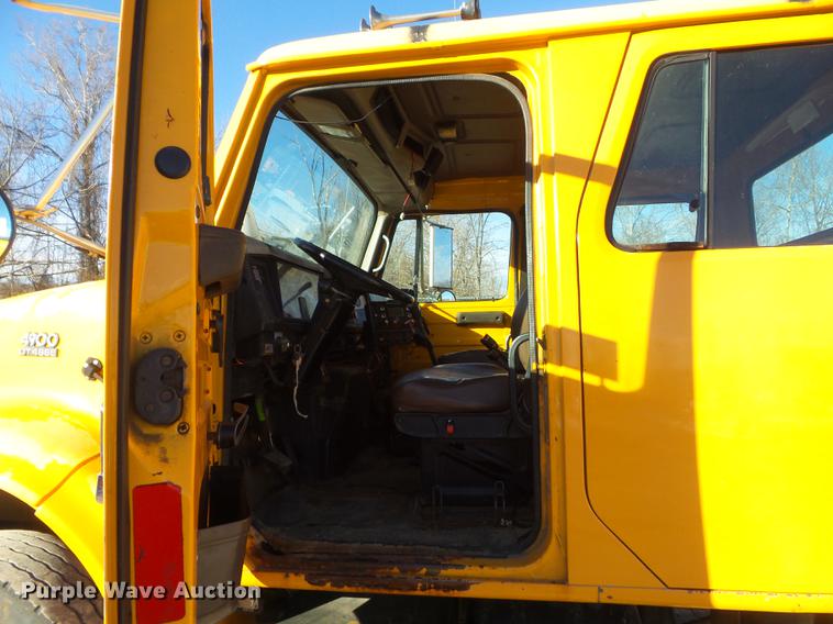 image for item DC7426 2001 International 4900 Crew Cab dump truck