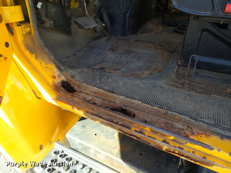 image for item DC7426 2001 International 4900 Crew Cab dump truck