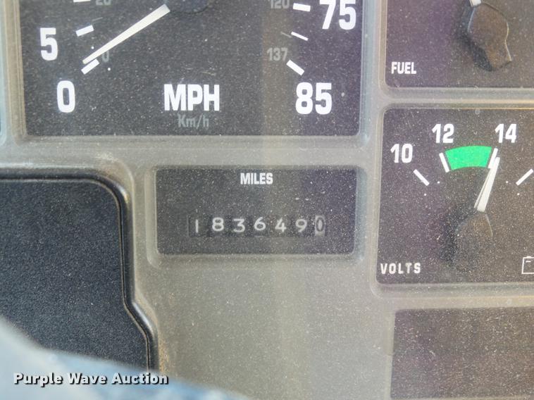 image for item DC7426 2001 International 4900 Crew Cab dump truck